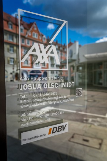 Schaufenster der AXA Hauptvertretung Josua Olschmidt in der Schillerstraße 18, Ulm